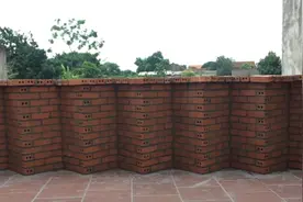 家门口的院子用红砖砌围墙，跟别墅一样美，朋友看了都种草图片