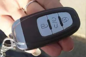 为何有人喜欢把车钥匙挂腰上？这是啥习惯？网友：这样也能炫耀？图片