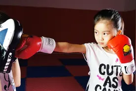 4岁泰国小女孩拳法竟如此犀利！男孩都打不过他！视频封面