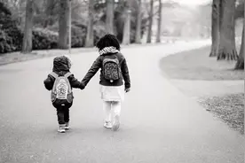 纪伯伦轰动全球的短诗：你的儿女，其实不是你的图片