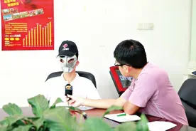 黑龙江中1亿元彩票的彩民：1个亿到手多少钱？存银行每月33万利息图片