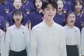 王俊凯回八中母校，参加校庆超给力，身穿白衬衫颜值爆棚视频封面