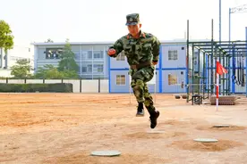 奔跑吧，400米障碍！——武警第二机动总队某支队官兵在障碍场上的英姿图片