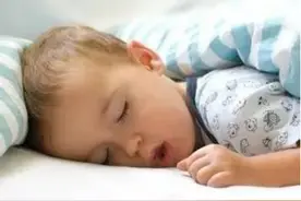 一岁宝宝睡觉暂停呼吸3分钟，家长要注意这些细节图片