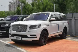 真正的全尺寸SUV，车长超过5米3，实拍林肯领航员图片