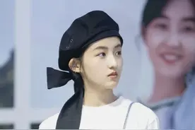 张子枫毕业后开始化妆了！底子好随便画两下就像瓷娃娃，太精致了图片