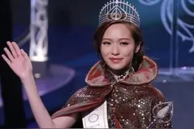 性感港姐醉酒躺公寓大厅！丑态百出还胡言乱语，被人用轮椅送回家图片