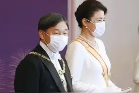 日本皇宫低调庆祝新年，天皇破天荒戴口罩，女性不戴头饰以示困顿图片