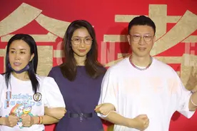 孙红雷罕见携小15岁娇妻亮相，身材高挑状态好，气质优雅力压那英图片