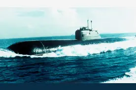 核潜艇沉没，艇员爬进鱼雷管逃生，幽闭空间让人胆寒，生路在哪？图片