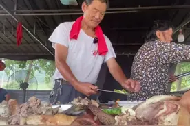 山东网红猪肉汤大爷翻红，又飘了，网友：还是喜欢你桀骜不驯的劲图片