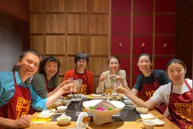 郎平退休晒削甘蔗，60岁体态硬朗气色好，穿黑T恤牛仔裤接地气图片