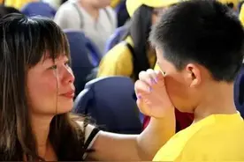 “这么擦皮肤不下垂”老师教萌娃另类擦泪法，网友：一般人学不会图片