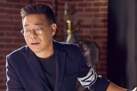 张嘉译剧里的“钉子户”，以歌手走红，落魄后受好兄弟照拂10年图片