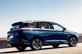 轴距两米八，二排放倒就是床！这2款车适合五一全家出游图片