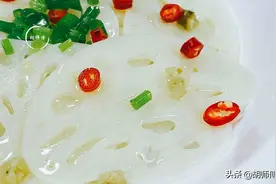 莲藕一下锅就变黑？老厨师长透露：焯水时加点它，莲藕白净又入味图片