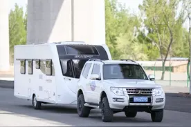 5.8米车厢里2室1厅1厨1卫，4人住真舒服！解析SWIFT M4EB拖挂房车图片