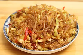 包菜炒粉条，牢记“过2水，放2油”，粉条不粘不坨更入味，贼香图片