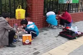 湖北高三家长校外支桌给孩子送饭：只有半小时，更多是和孩子交流图片