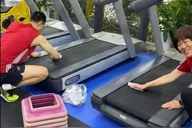 女排陪练再添一人：李童现身东京，化身幕后劳模图片