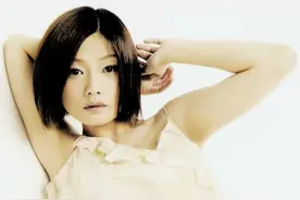 歌坛才女何静：被假富豪欺骗一无所有，为女儿被逼到夜场卖唱养家图片