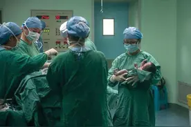 产妇深夜生二胎，产房外只有女儿一人等待，孩子的话让护士泪目图片