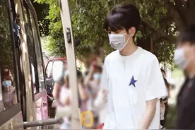 毕雯珺|宽松白t和暗纹运动裤的穿搭如校园中的活力少年般清纯元气图片