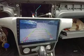 汽车导航屏幕更换过程分享图片