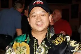 他是赌神原型：27岁一晚输100万，玩牌时爱在桌上放一种水果图片
