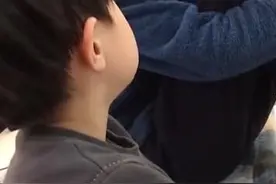 爸爸给“小情人”辅导作业，妈妈拿手机拍照偷着乐，还疼女儿不？图片