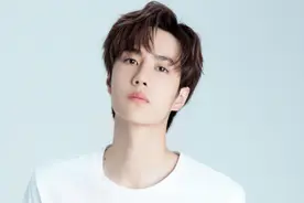 王一博微博之夜后台合影照，失去官方美颜滤镜后，男神显真颜？图片