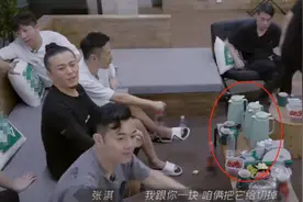 “披哥”聚会曝光男星的自律，用茶代酒、水果当点心，努力甩油腻图片