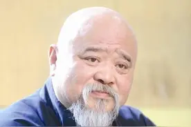 国家一级演员李琦，每天2包烟3顿高度酒，如今65岁才“知天命”图片