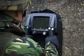 我军开穿墙挂！不破坏墙壁却能看到屋内状况，什么装备这么神奇？图片