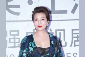 江珊越老越惊艳，一袭蓝色连衣裙自带“高贵感”，53岁福气满满图片