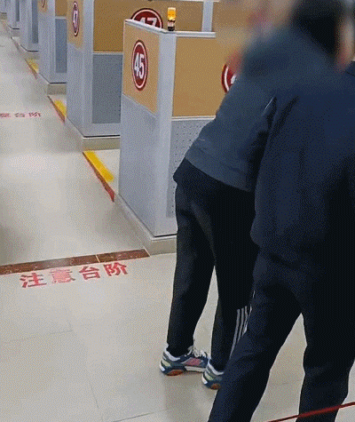 女学员驾照考3年！拄拐坚持考完科目四，离开时被交警一把扶住！图片