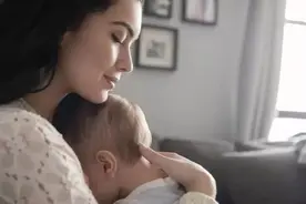 宝宝虽然很饿，却不肯吃母乳？到底是什么原因？图片