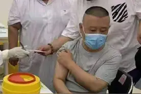 郭德纲现身医院接种疫苗被围观，打针时显紧张不敢看，表情喜感图片