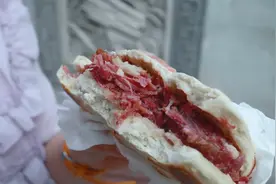 西安最火的路边小摊，每天没出摊就排队，20元一个不嫌贵图片