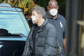 大本的口罩亮了！戴儿童口罩下巴都遮不住，网友：为了显脸大图片