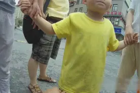 糊涂爷爷忘接小孙子，孩子连自己名字也说不出……图片