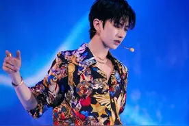 蔡徐坤新歌《情人》首秀舞台图集. 由内而外散发的荷尔蒙图片