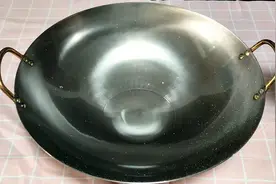 新铁锅千万别直接烧，等于吃掉了涂层，大厨正确开锅不生锈不粘锅图片