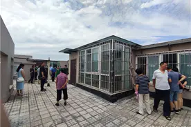 郑州一小区楼顶“建别墅”成风，有人还装铁门拆了排烟道图片