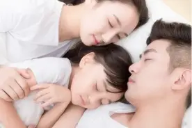 自己单独睡的孩子，和同爸妈一起睡觉的孩子，长大后有何不同？图片