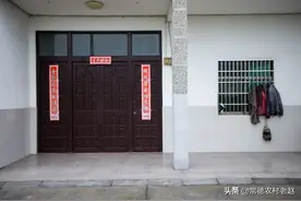 农村建房别看不锈钢门造价高，但是细算起账来，还是比木门要便宜图片