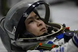 她是中国第一位女航天员，返航之后却很少再露脸，原因让人感动图片