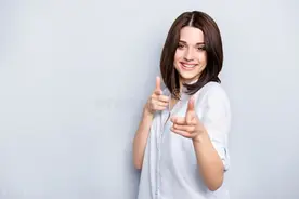 女人彻底爱上一个男人时，不会直说，而是会用“身体语言”暗示你图片