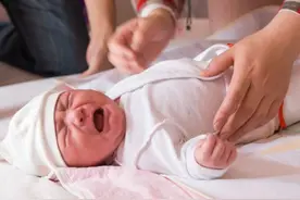 婴幼儿哭闹，宝妈是“抱哄”还是“晾着”？影响到孩子将来的性格图片