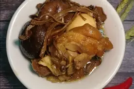 一只猪脚，一把茶树菇一把香菇，在家也能做出一锅美味好卤水图片